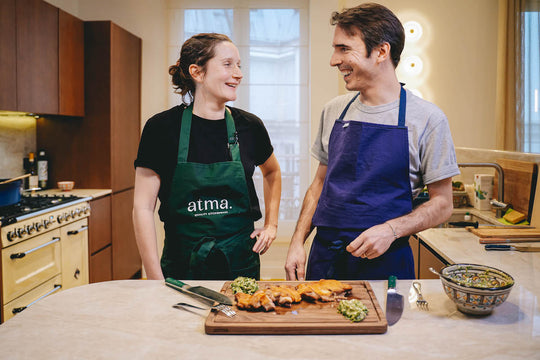Romain d'Atma y Valentine preparan una salsa Gribiche con sus cuchillos de cocina